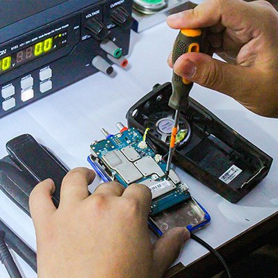 Servicio técnico y mantenimiento de equipos de comunicaciones